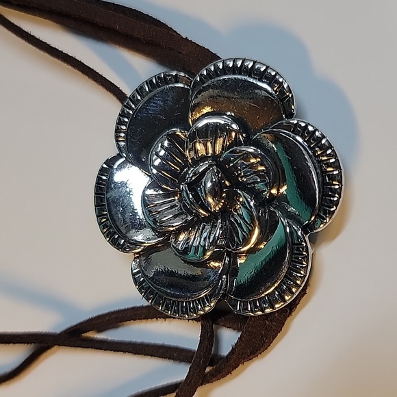 Paparazzi Silver Flower Choker and Earrings - Picture 1 of 3